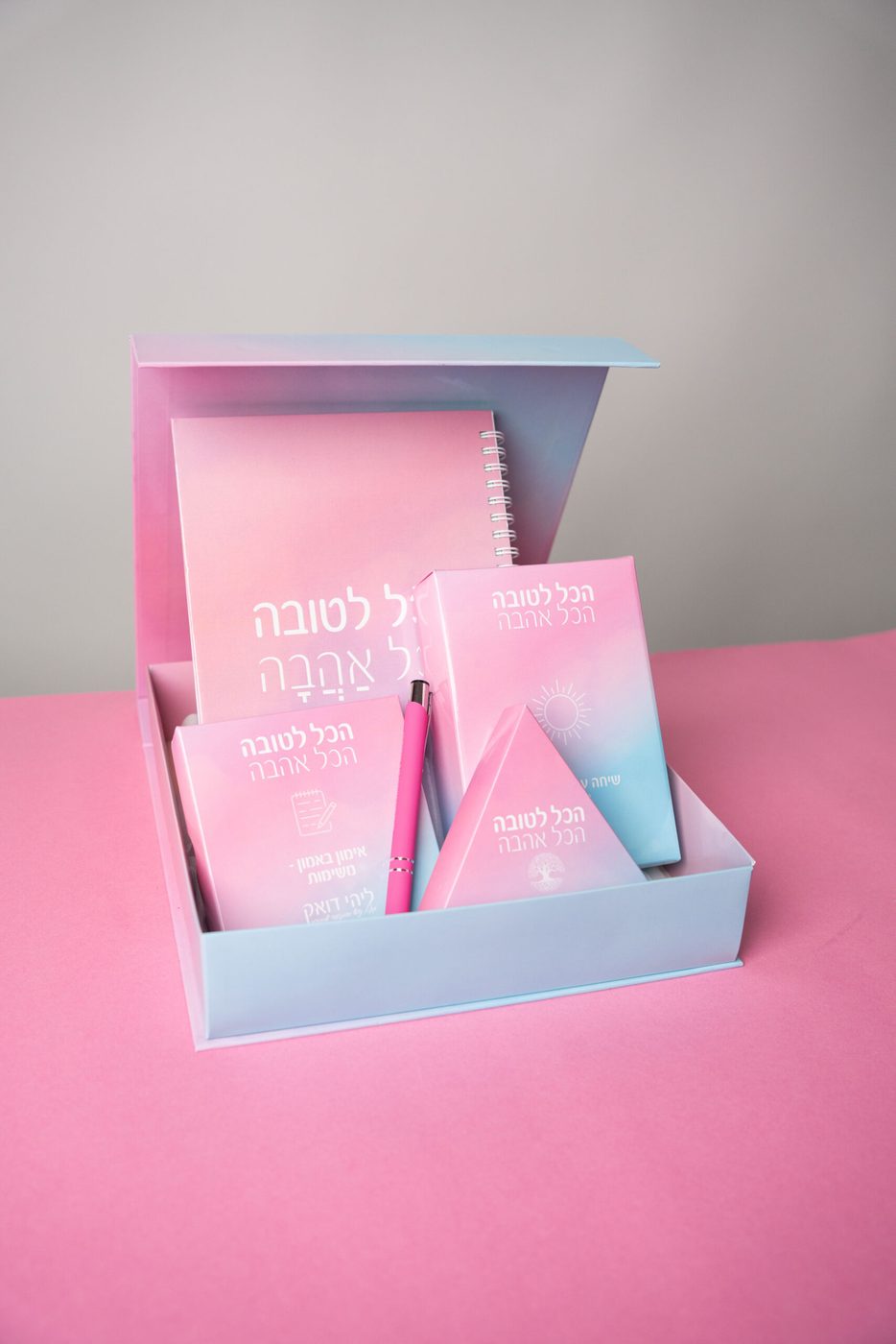 ערכת משחק בקופסה מגנטית — שלוש חפיסות קלפים, מחברת ועט